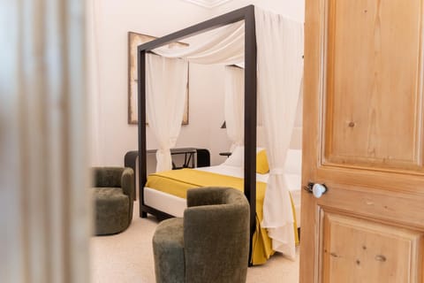 Bed, Photo of the whole room, Seating area, Bedroom