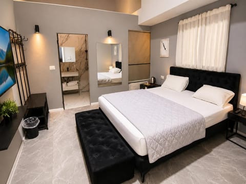 Bed, TV and multimedia, Bedroom