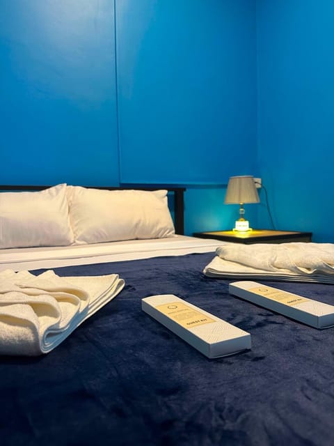 Bed, Bedroom, towels