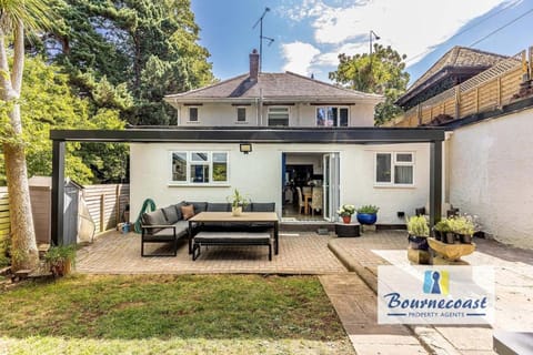 Property building, Patio, Garden, Garden, Balcony/Terrace