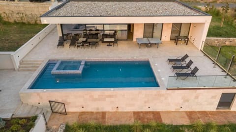 Property building, Patio, Day, Pool view, Swimming pool, sunbed