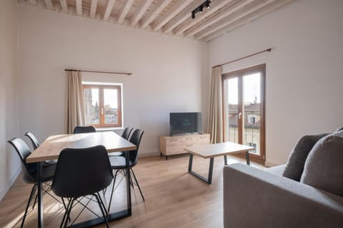 TV and multimedia, Living room, Seating area, Dining area