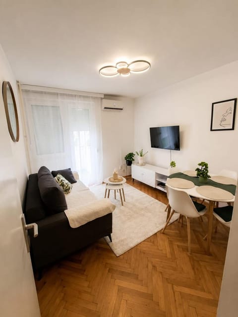TV and multimedia, Living room, Seating area, Dining area, air conditioner