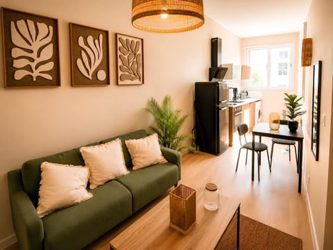 Coffee/tea facilities, Kitchen or kitchenette, Living room, Seating area, Dining area