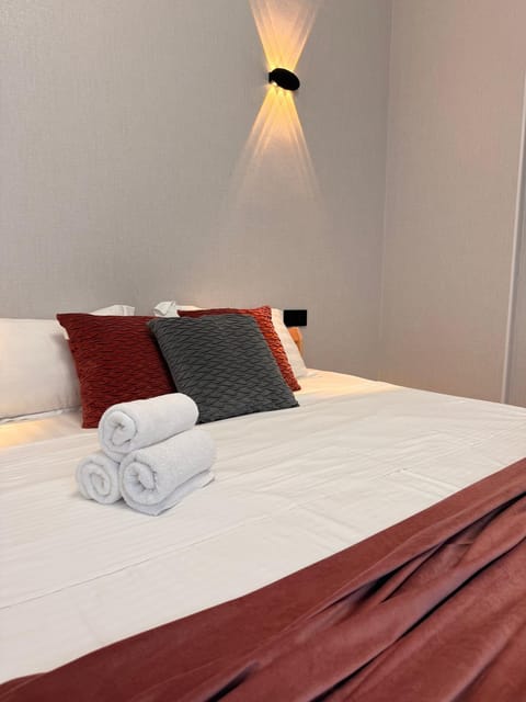 Bed, Photo of the whole room, Bedroom, towels