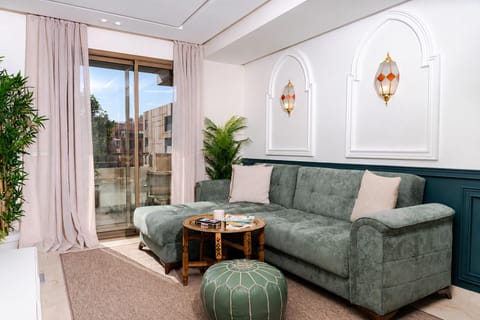 Living room, Seating area, Dining area, concierge, internet