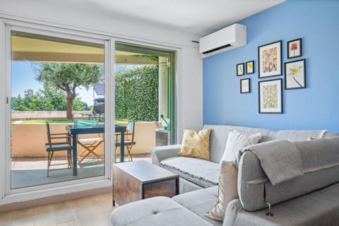 Patio, Living room, Seating area, Dining area, air conditioner