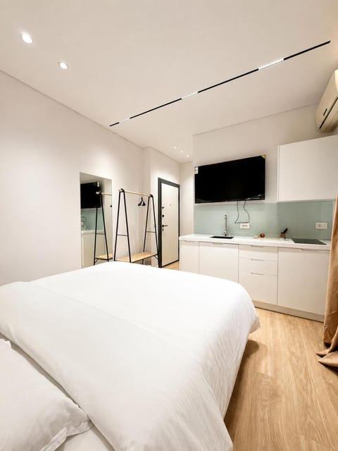 Bed, TV and multimedia, Kitchen or kitchenette, Bedroom