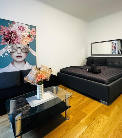 Bed, Photo of the whole room, Seating area, Bedroom, towels