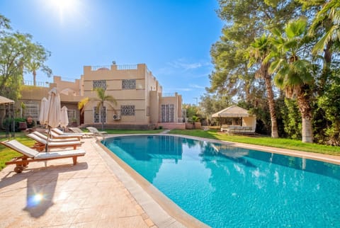 Property building, Day, Garden, Garden view, Pool view, Swimming pool, Swimming pool, sunbed