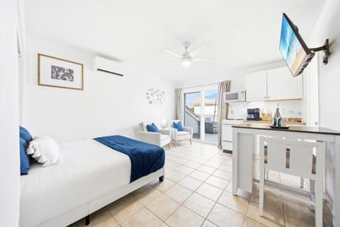 Bed, TV and multimedia, Photo of the whole room, Seating area, Dining area, Bedroom, internet, air conditioner