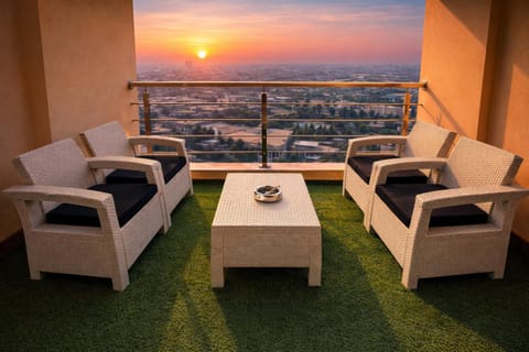 View (from property/room), Balcony/Terrace, Living room, Seating area, Sunrise, Sunset