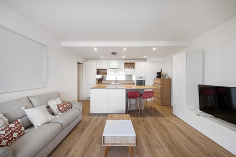 TV and multimedia, Kitchen or kitchenette, Living room, Seating area, Dining area, minibar, stove