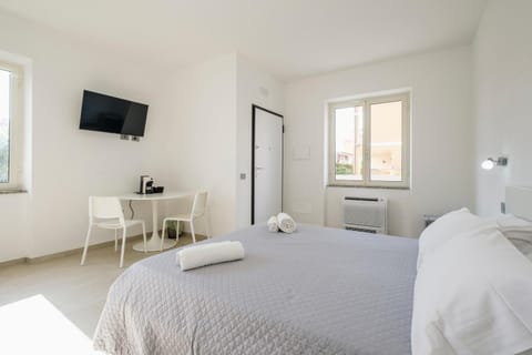 Bed, TV and multimedia, Photo of the whole room, Bedroom, towels