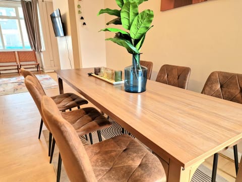 Seating area, Dining area