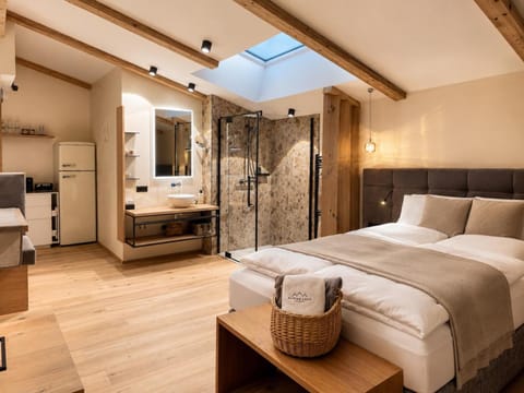 Shower, Bed, Bathroom, Photo of the whole room, Bedroom