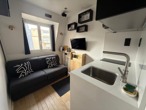TV and multimedia, Kitchen or kitchenette, Living room, Seating area