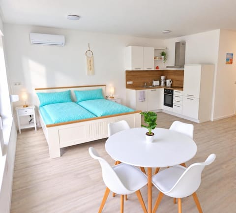 Bed, Kitchen or kitchenette, Photo of the whole room, Dining area, Bedroom