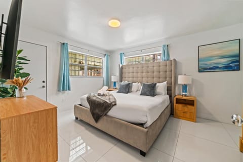 Property building, Bed, Seating area, Bedroom