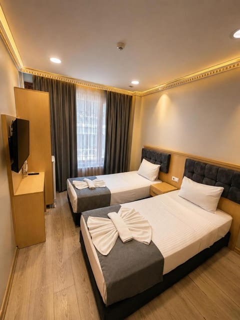 Bed, TV and multimedia, Bedroom, towels