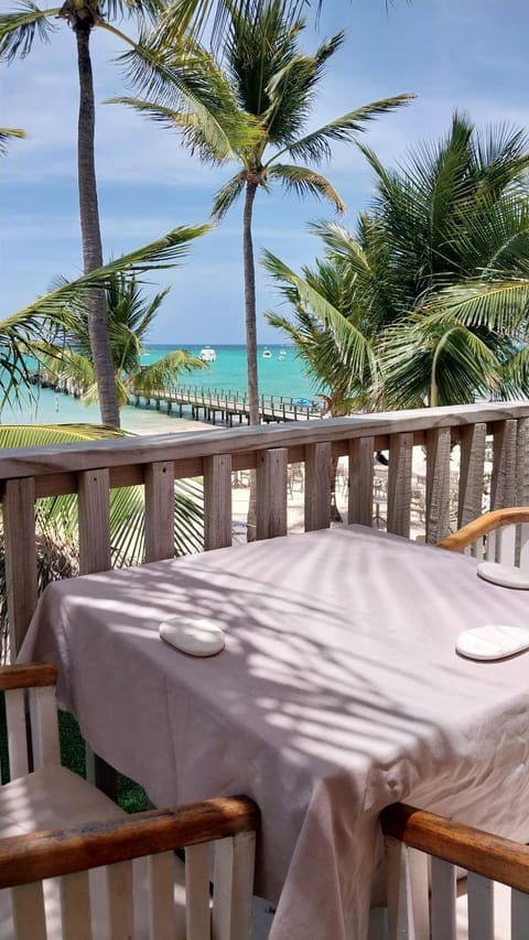 Patio, Restaurant/places to eat, Balcony/Terrace, Beach