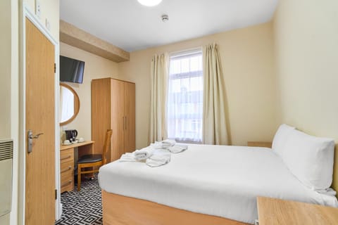 Bed, TV and multimedia, Photo of the whole room, Bedroom, towels, wardrobe