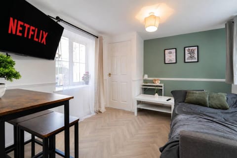 Communal lounge/ TV room, Bed, TV and multimedia, Living room, Photo of the whole room, Seating area, Dining area, Evening entertainment, Bedroom