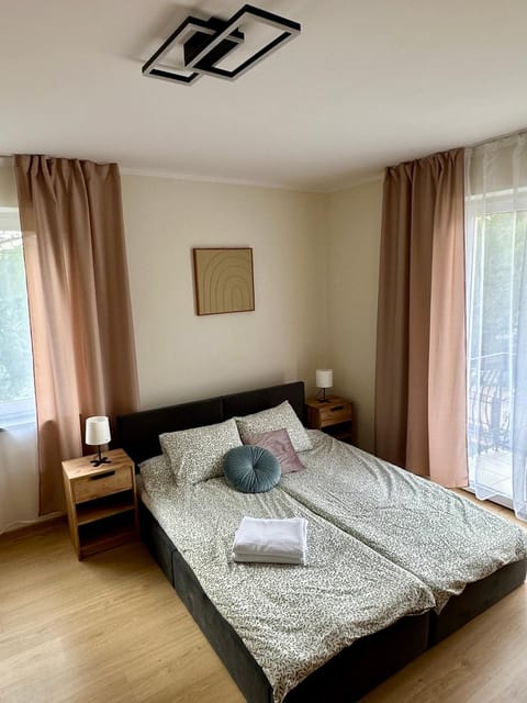 Bedroom, towels