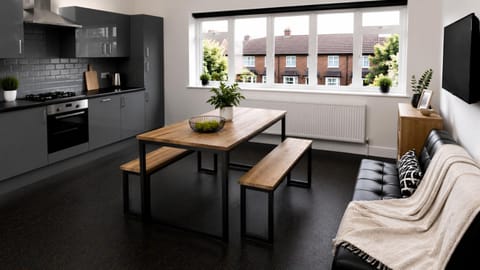 TV and multimedia, Kitchen or kitchenette, Living room, Seating area, Dining area, oven, stove