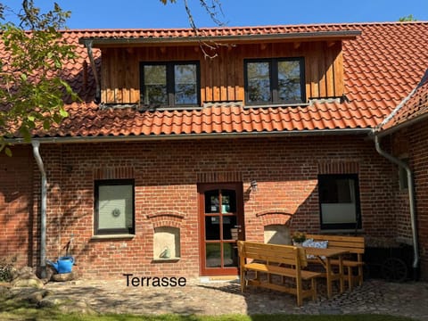 Property building, Patio, Balcony/Terrace