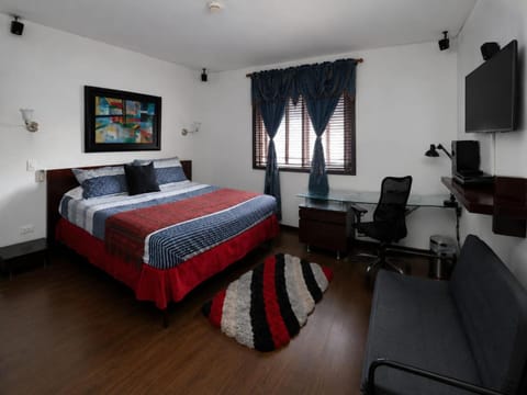 Bed, TV and multimedia, Bedroom