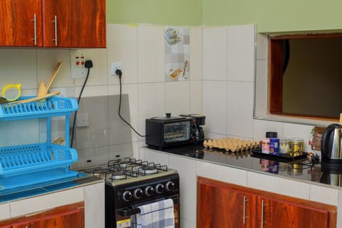 Coffee/tea facilities, Kitchen or kitchenette, stove, toaster