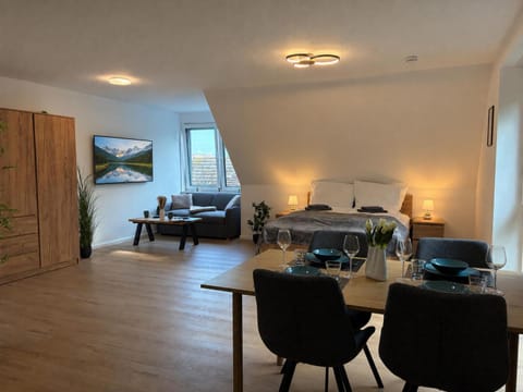 Bed, TV and multimedia, Living room, Photo of the whole room, Seating area, Dining area, Bedroom