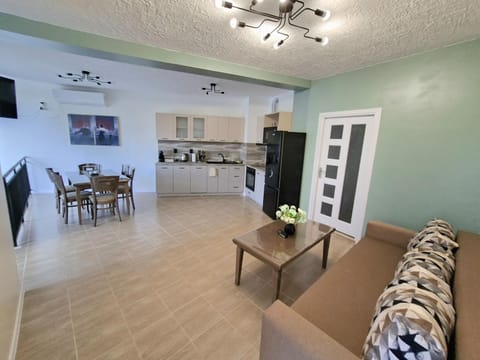 TV and multimedia, Kitchen or kitchenette, Living room, Seating area, Dining area, oven, stove