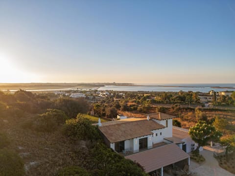 Property building, Day, Natural landscape, Bird's eye view, Sea view, Sunrise