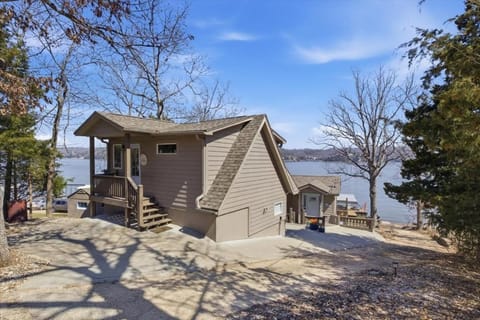 Property building, Day, Lake view, River view