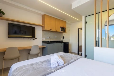 Bed, TV and multimedia, View (from property/room), Kitchen or kitchenette, Bedroom