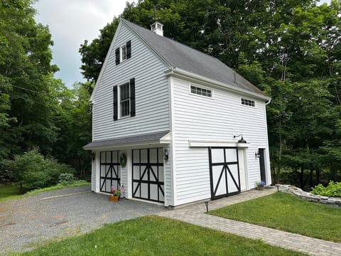 Property building, Day, Garden, Parking