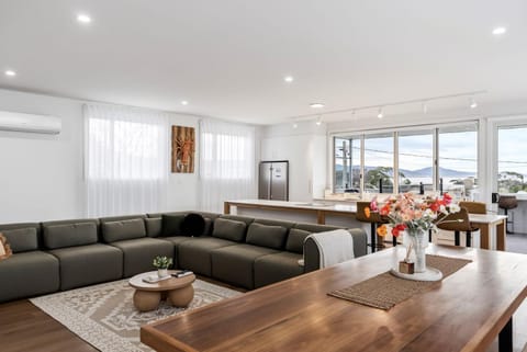 Kitchen or kitchenette, Living room, Seating area, Dining area