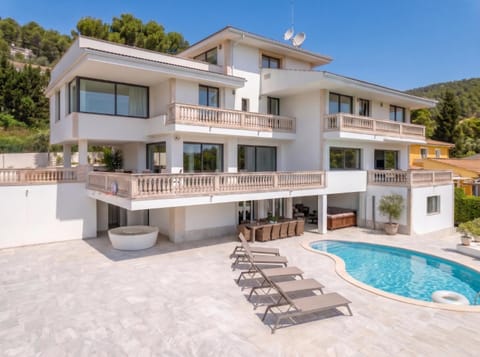 Property building, Balcony/Terrace, Swimming pool