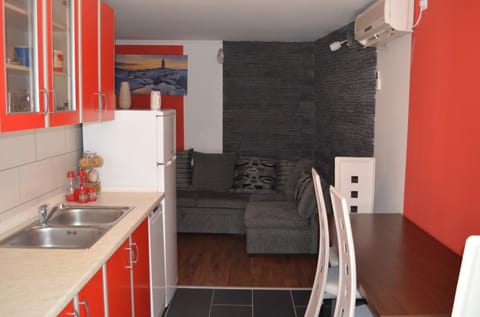 Kitchen or kitchenette, Seating area, Dining area