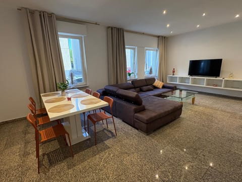 Communal lounge/ TV room, TV and multimedia, Living room, Seating area, Dining area, Evening entertainment