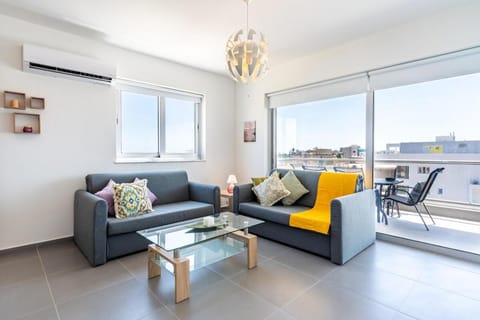 Balcony/Terrace, Living room, Seating area, air conditioner