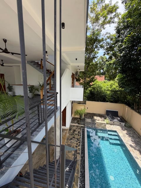 Property building, Balcony/Terrace, Pool view