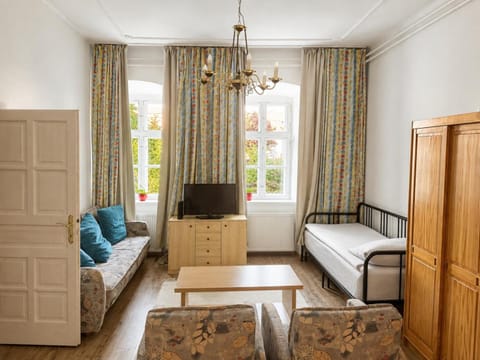 Bed, TV and multimedia, Living room, Photo of the whole room, Seating area, wardrobe