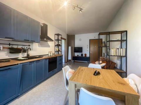 Kitchen or kitchenette, Dining area, stove