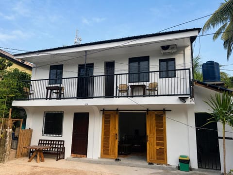 Property building, Communal lounge/ TV room, Facade/entrance, Day, View (from property/room), Balcony/Terrace, sunbed