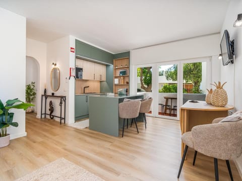 Kitchen or kitchenette, Seating area, Dining area