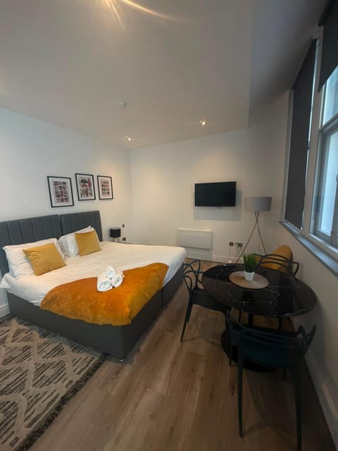 TV and multimedia, Living room, Seating area, Bedroom