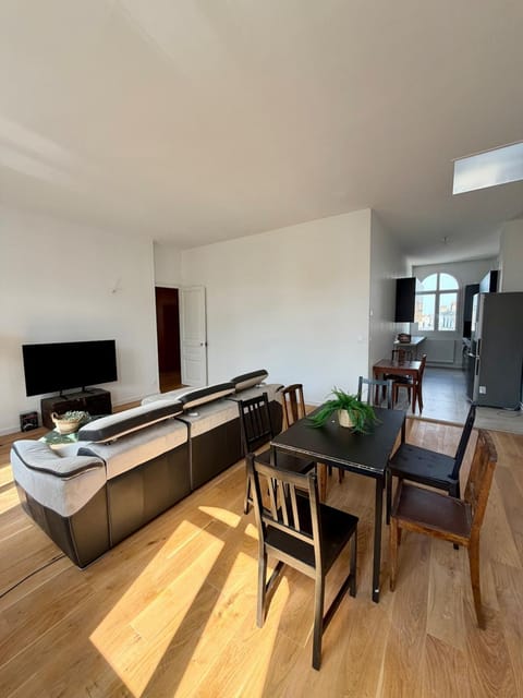 TV and multimedia, Seating area, Dining area